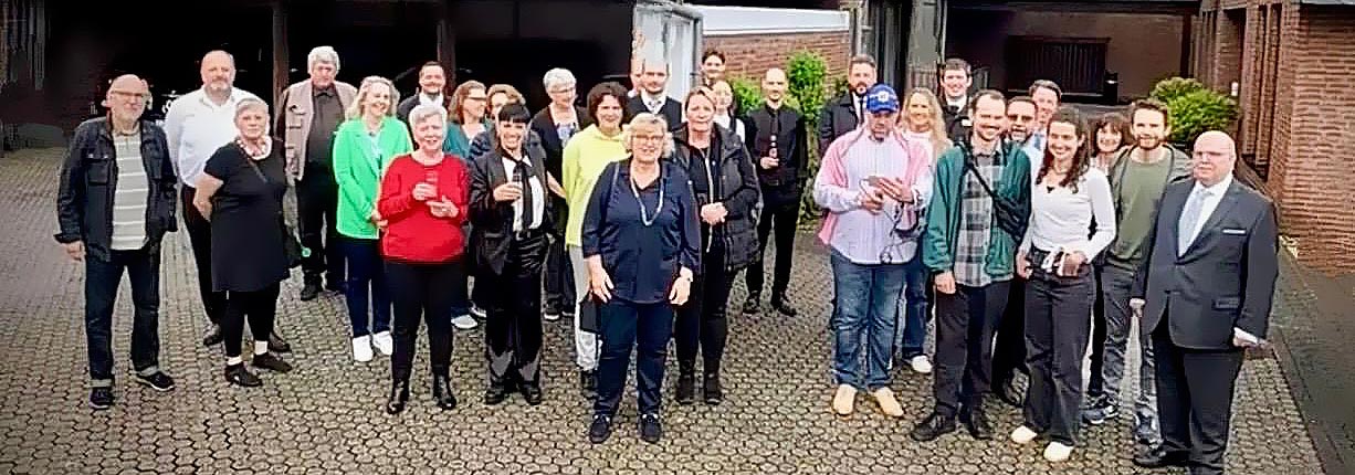 Gruppenportrait aller Mitarbeiter des Unternehmens Ahlbach